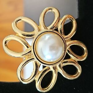 Gold pearl brooch